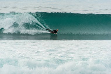Ericeira Portekiz. 24 Aralık 2018. Ericeira köyündeki Pedra Branca plajında sörfçüler.. 