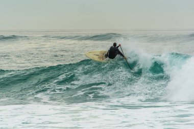 Ericeira Portekiz. 24 Aralık 2018. Ribeira de Ilhas plajında sörfçüler Ericeira köyünde.. 