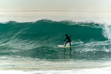 Ericeira Portekiz. 24 Aralık 2018. Ribeira de Ilhas plajında sörfçüler Ericeira köyünde.. 