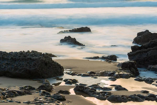 Pequena Praia Com Rochas Ondas Oceano Quebrando Sobre Ela — Fotografia de Stock