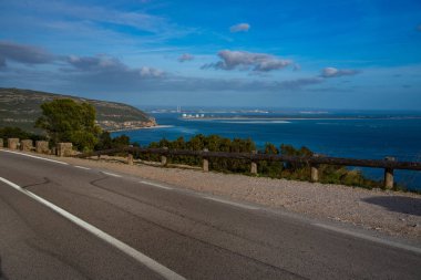 Kırlarda Arrabida doğal park Setubal Portekiz görünümünü