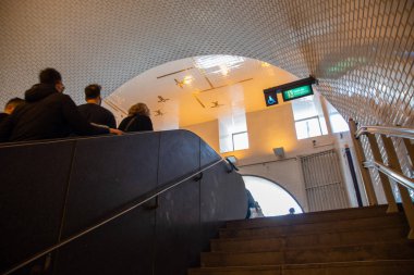 Lizbon, Portekiz. 04 Şubat 2019. Chiado metro istasyonunda Lizbon merdiven disabilitie asansör sandalye bakış açısından bakış.