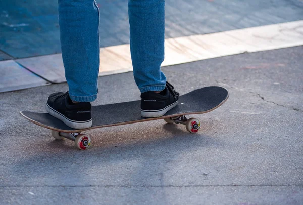 Een Skater Riding Skate Een Skatepark Alleen Van Knie Naar — Stockfoto