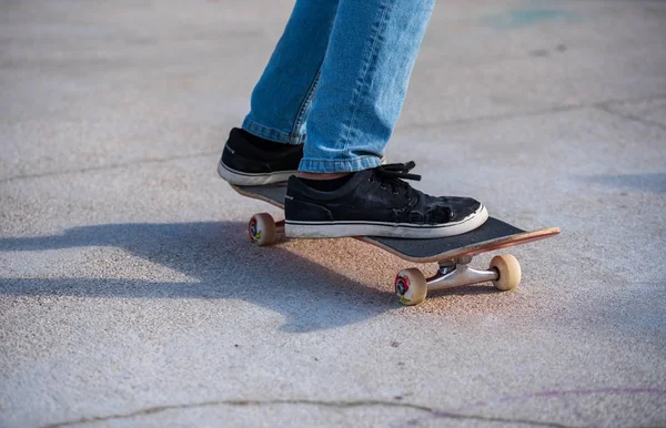 Patinador Andando Skate Parque Skate Apenas Partir Joelho Para Baixo — Fotografia de Stock