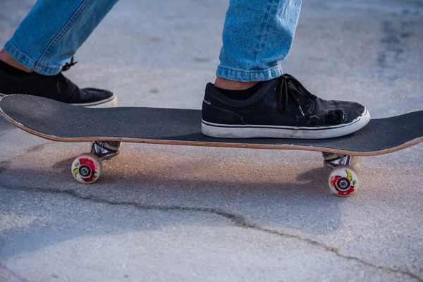 Een Skater Riding Skate Een Skatepark Alleen Van Knie Naar — Stockfoto