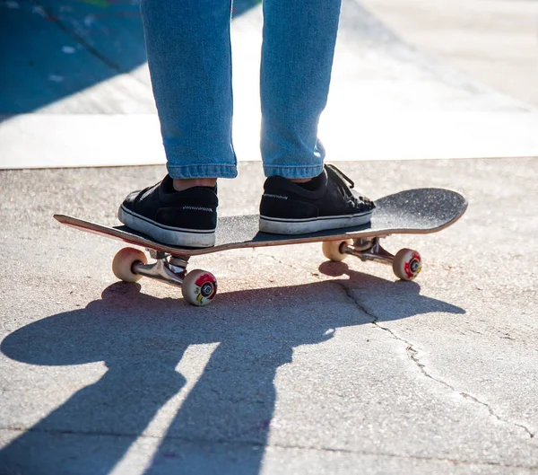 Een Skater Riding Skate Een Skatepark Alleen Van Knie Naar — Stockfoto