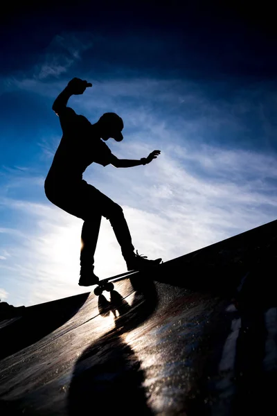 Σιλουέτα Ενός Σκέιτερ Ιππασίας Skate Ένα Σωλήνα Ήμισυ Ένα Πάρκο — Φωτογραφία Αρχείου