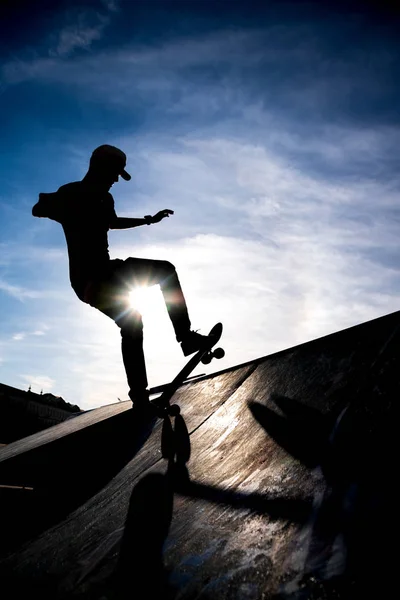 Silueta Patinador Montando Patín Una Media Pipa Parque Skate Contra — Foto de Stock