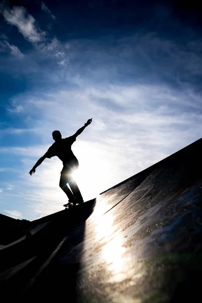 Silhueta Patinador Andando Skate Meio Tubo Parque Skate Contra Céu — Fotografia de Stock