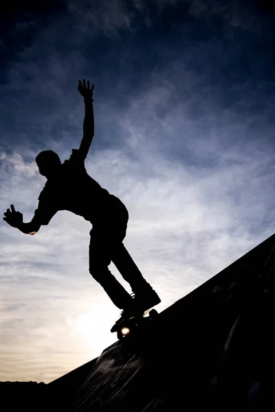 劇的な Hazzy 青空公園スケートのハーフパイプでスケートに乗ってスケート選手のシルエット — ストック写真