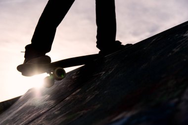  sadece diz bir skate park paten sürme bir patenci