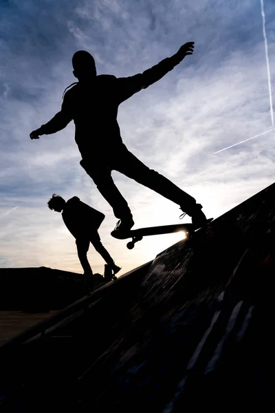 Silhuetten Åkare Som Rider Skridskon Halfpipe Skateboardpark Mot Dramatiska Sandras — Stockfoto