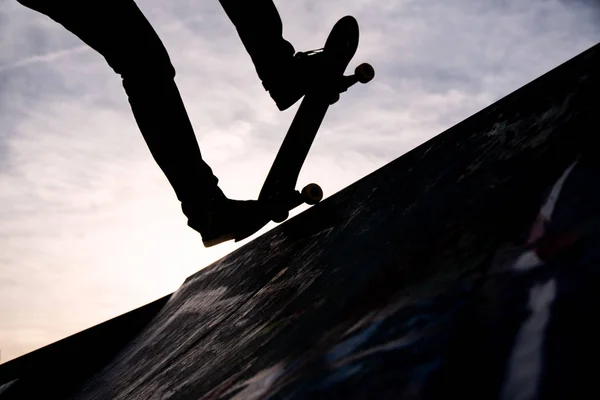 Pattinatore Che Cavalca Pattino Uno Skate Park Solo Dal Ginocchio — Foto Stock