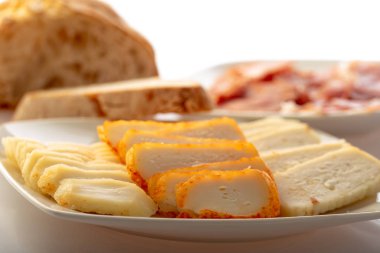 Farklı peynirli tabak.