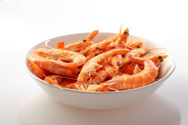 bir tabak haşlanmış karides ile