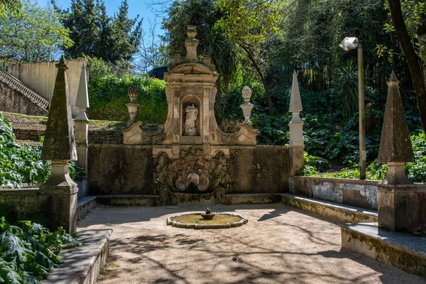 Fonte velha no jardim de Sereia em Coimbra — Fotografia de Stock