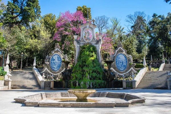 Старый красивый фонтан сад в Coimbra Португалии — стоковое фото