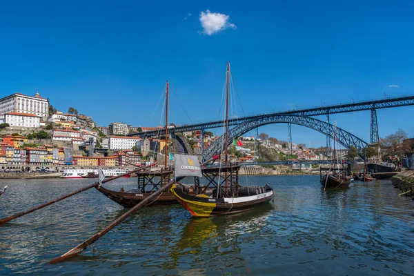 Porto wijn boten in rivier de Douro in Porto Portugal — Stockfoto