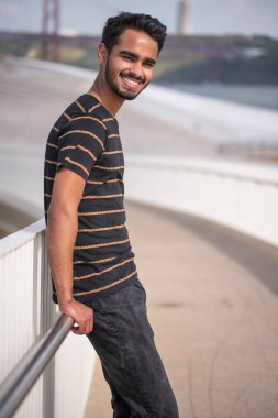 Beyaz modern bina yazı tipi poz erkek model