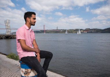 Nehir yazı tipi poz erkek model