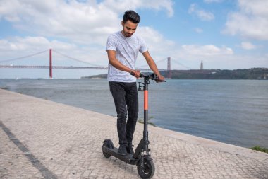 Scooter ile nehir yazı tipi erkek modeli