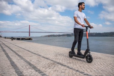Scooter ile nehir yazı tipi erkek modeli