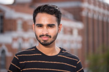 Eski sanayi nehrinin önünde poz veren erkek model