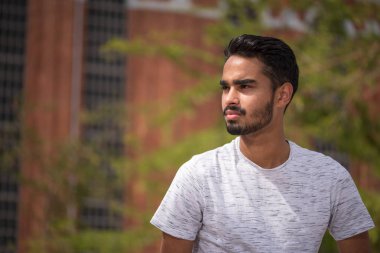 Eski sanayi nehrinin önünde poz veren erkek model