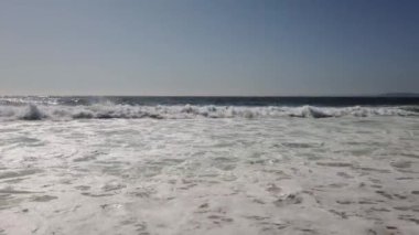 kum üzerinde kırma dalgaları