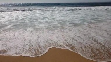 kum üzerinde kırma dalgaları