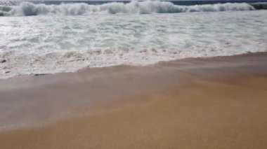 kum üzerinde kırma dalgaları