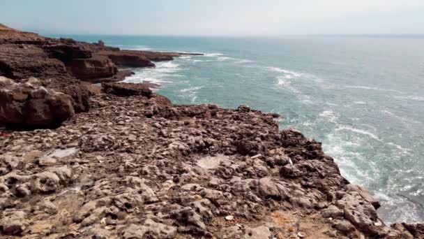 Océano Olas Rompiendo Contra Las Rocas Día Verano — Vídeo de stock