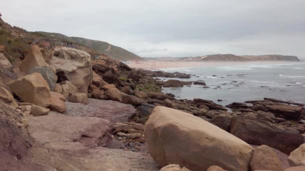 Onde Oceaniche Che Infrangono Contro Rocce Una Giornata Estiva — Video Stock