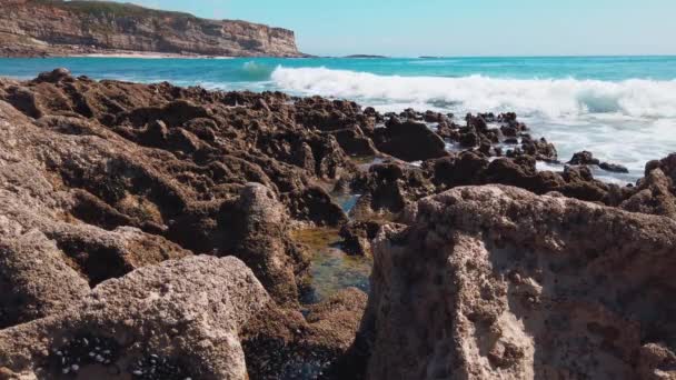 Océano Olas Rompiendo Contra Las Rocas Día Verano — Vídeos de Stock