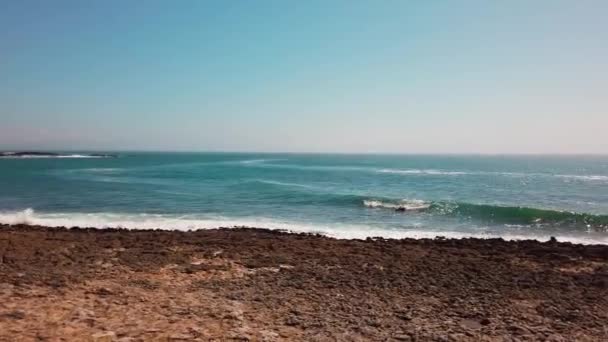 Oceaan Golven Breken Tegen Rotsen Een Zomerdag — Stockvideo