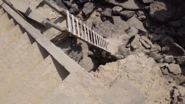 Escadas Penhasco Rocha Perto Oceano — Vídeo de Stock
