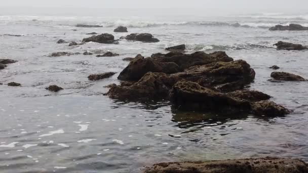 Onde Oceaniche Che Infrangono Contro Rocce Una Giornata Estiva — Video Stock