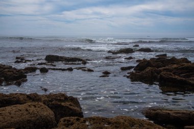 Okyanus dalgaları kırılıyor