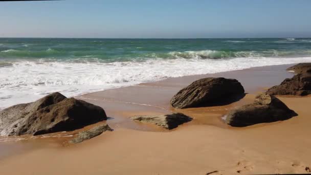 Ocean Fale Łamanie Plaża Portugalia — Wideo stockowe