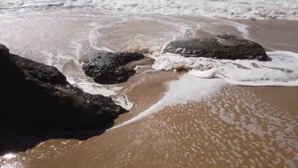 Onde Oceaniche Che Irrompono Una Spiaggia Portogallo — Video Stock