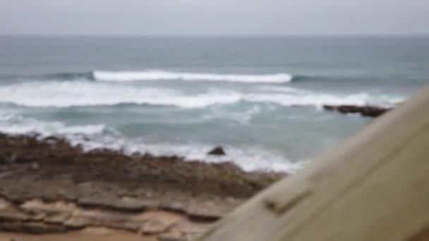 Κύματα Ωκεανού Που Σπάνε Μια Παραλία Στην Πορτογαλία — Αρχείο Βίντεο