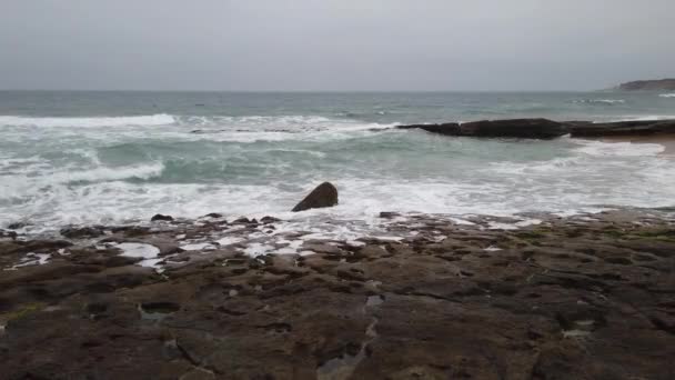 Ocean Fale Łamanie Plaża Portugalia — Wideo stockowe