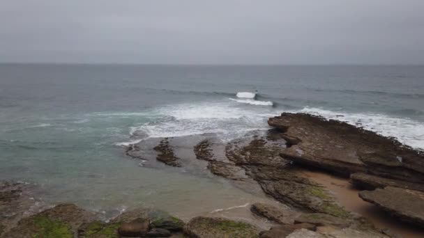 Океанські Хвилі Розбивки Пляжі Португалії — стокове відео