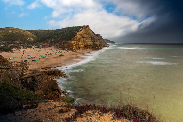 Пляж Сао Жулиао в Португалии — стоковое фото