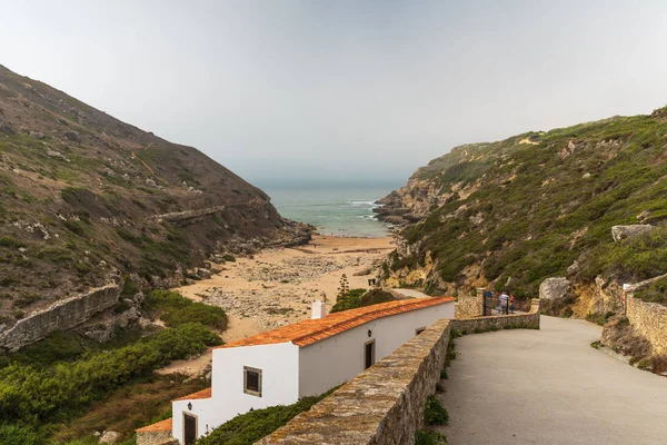 Spiaggia di Arrifana a Sintra, Portogallo . — Foto Stock