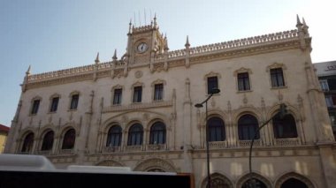 Lizbon, Portekiz. 27 Ağustos 2019. Güneşli yaz gününde Downtown Lizbon Rossio istasyonu