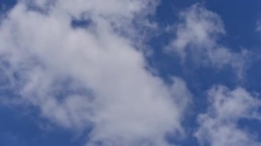 Mavi gökyüzünde hareket eden bulutlar