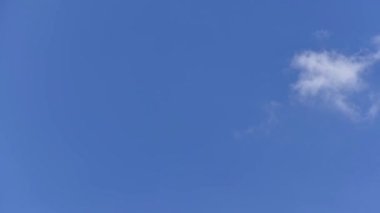 Mavi gökyüzünde hareket eden bulutlar