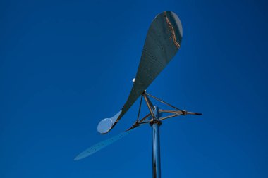 Mavi gökyüzüne karşı krom rüzgar türbini 