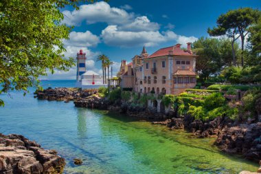 Cascais, Portekiz. 09 Temmuz 2020. Cascais Portekiz 'deki Santa Marta plajı manzaralı.
